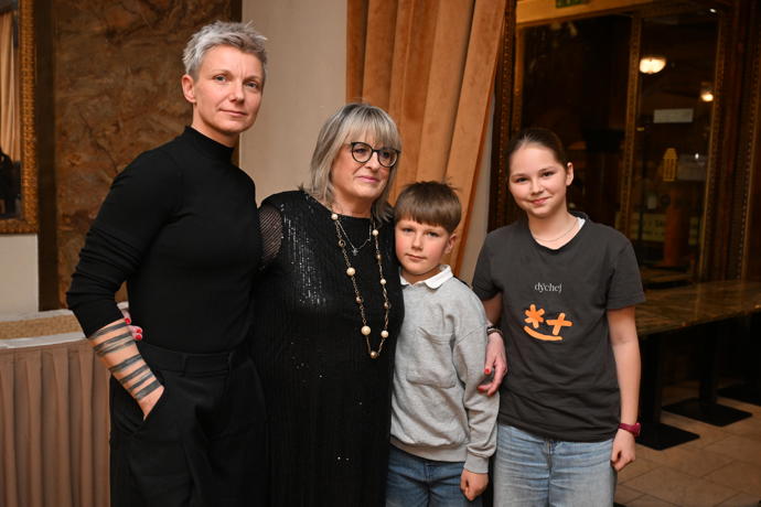 Manželka Davida Stypky, Kateřina, maminka Marie a děti. 