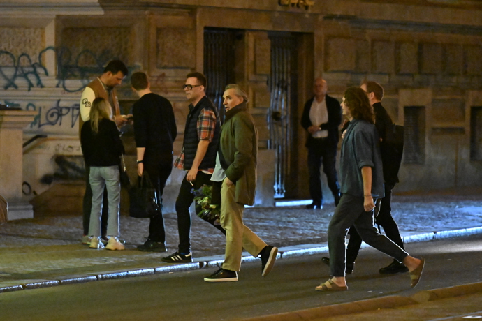 Jiří Macháček míří na oslavu Ani Geislerové. 