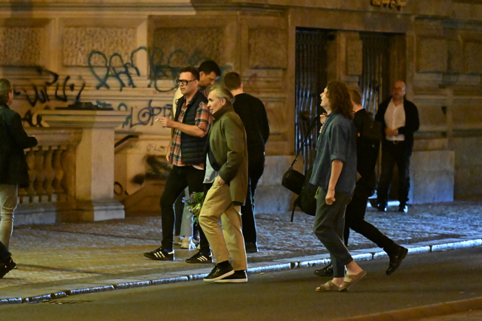 Jiří Macháček mezi hosty. 