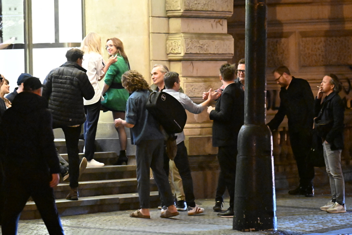 Jiří Macháček venku s hosty. 