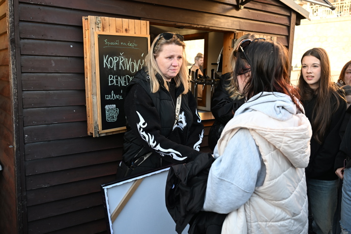 Lidé se přišli naposledy rozloučit s milovanou Mínou.