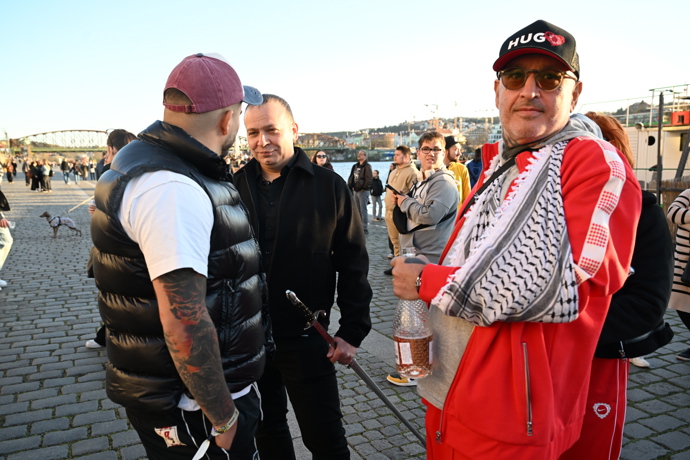 Jakub Mohamed Ali a Jakub Tyberiusz łabudek na vzpomínkové akci pro Mínu.