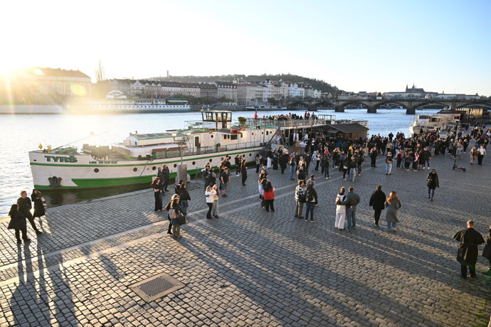 Dav lidí na pražské Náplavce.