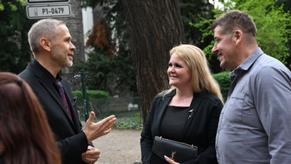 FOTO: Lukáš Skupin se svou partnerkou při konverzaci s Evženem Machytkou.