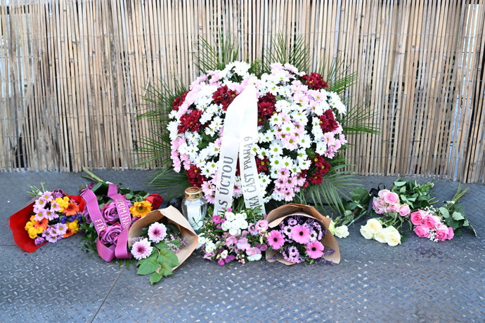 Náplavka se večer odpoledne zahalila do hlubokého smutku.