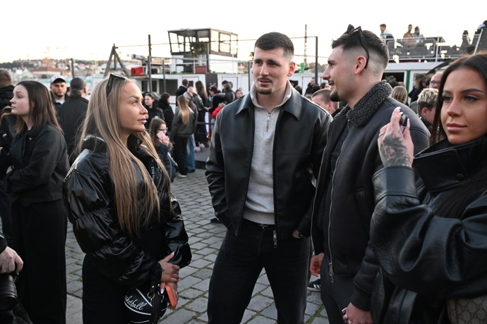 Lidé nosili květiny a tiše vzpomínali na dívku plnou života.