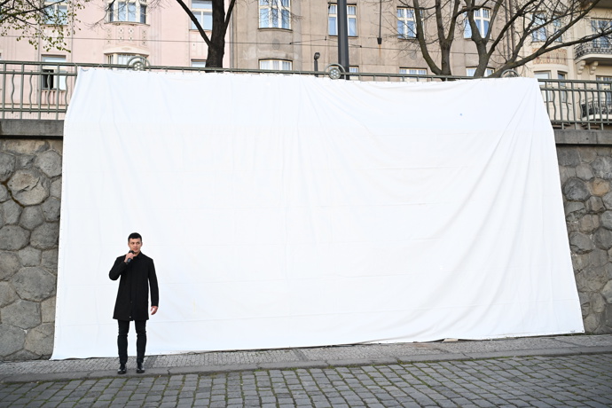 Promotér Tomáš Le Sy promluvil ke zdrcenému davu na nábřeží.