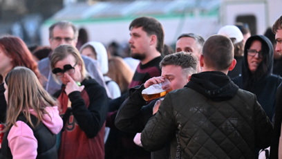 FOTO: Utěšovali ho kamarádi.