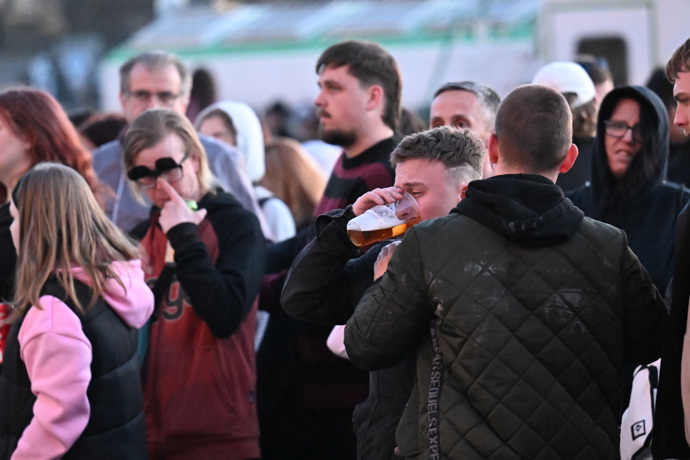 Utěšovali ho kamarádi.