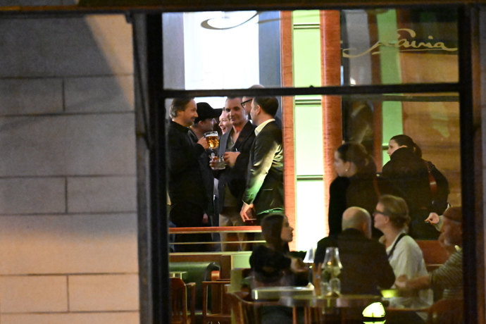 Jiří Macháček mezi hosty. 