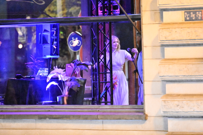 Aňa Geislerová ve veselé náladě. 