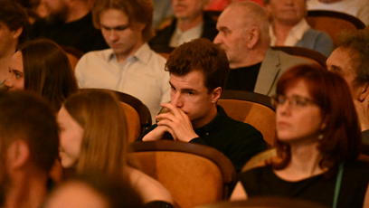 FOTO: V hledišti se objevil Oskar Hes.