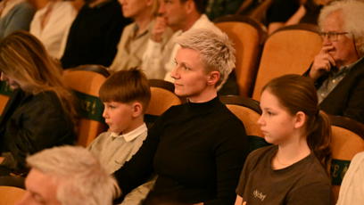 FOTO: Kateřina Březinová s dětmi v hledišti.
