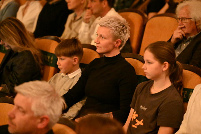 Kateřina Březinová s dětmi v hledišti. 
