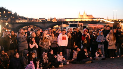 FOTO: Davy lidí se sešly k plátnu.