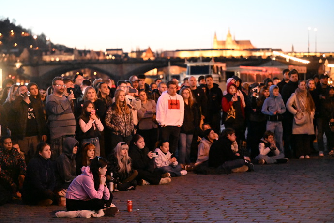 Davy lidí se sešly k plátnu.