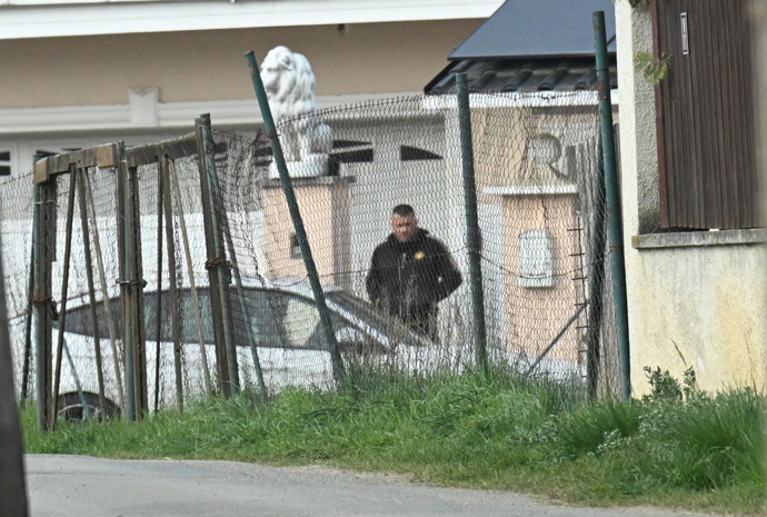 Karlos Vémola na Lelu čekal venku.