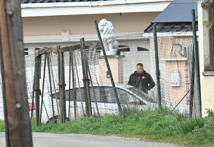 Karlos Vémola trpělivě vyčkával než Lela zaparkuje.