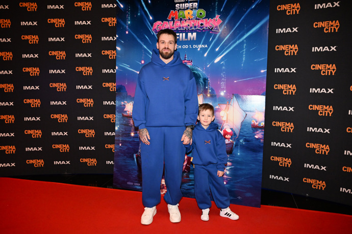 Influencer Honza Auer se synem.
