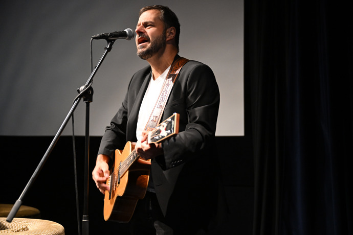 Xindl X na křtu zazpíval.