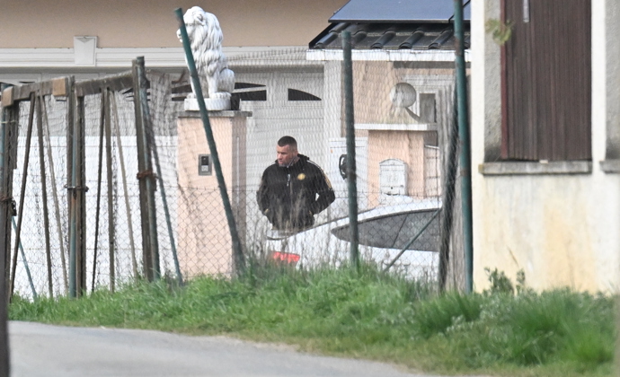 Karlos Vémola trpělivě vyčkával než Lela zaparkuje.