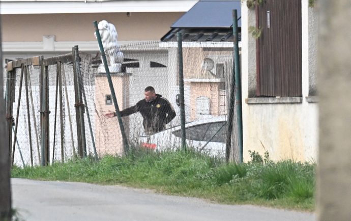 Karlos Vémola ukazoval Lele, kde má nechat auto.