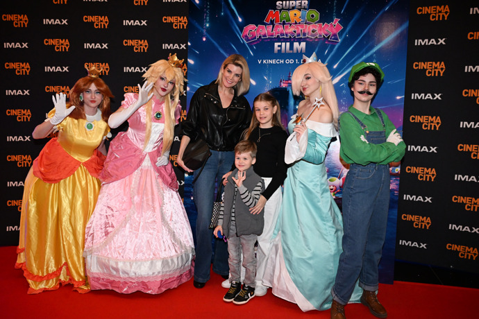 Iveta Lutovská si na premiéru Super Maria vyrazila s dětmi.