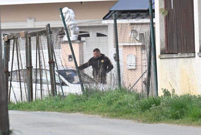 Karlos Vémola ukazoval Lele, kde má nechat auto.