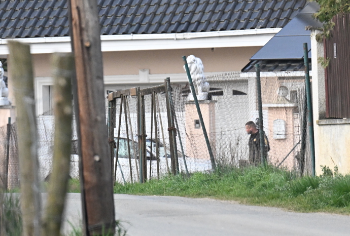 Karlos Vémola na Lelu čekal venku.