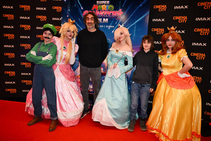 Jakub Kohak dorazil na premiéru filmu Super Mario se synem.