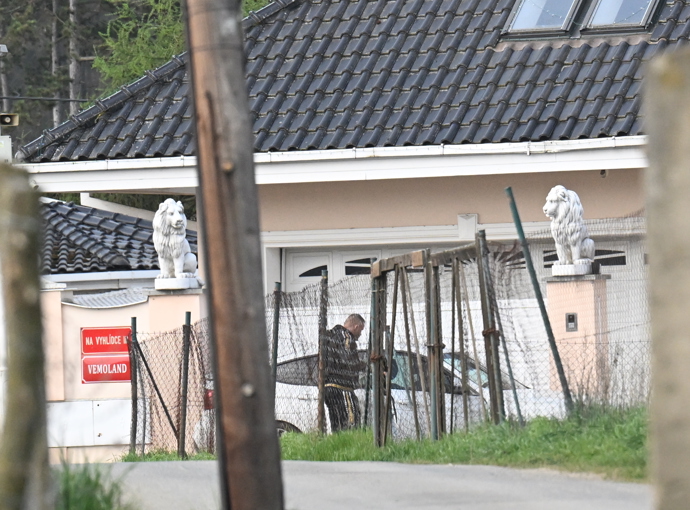 Karlos Vémola šel do auta pro nejmladšího člena rodiny.