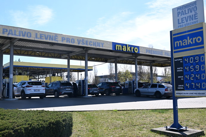 Řidiči při pohledu na totemy čerpacích stanic zažívají šok.