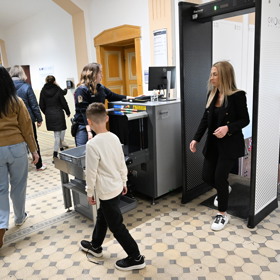 K soudu dorazil malý synovec jako svědek.