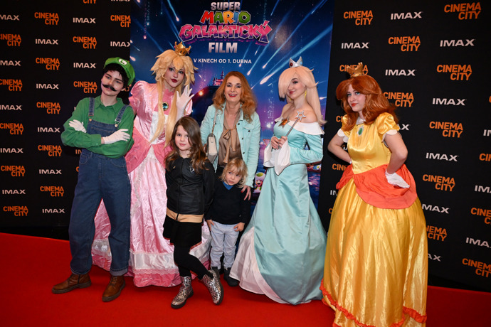 Markéta Muzikářová si dorazila film Super Mario užít s dětmi.