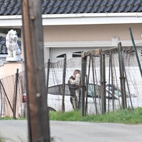 Karlos Vémola šel do auta pro nejmladšího člena rodiny.