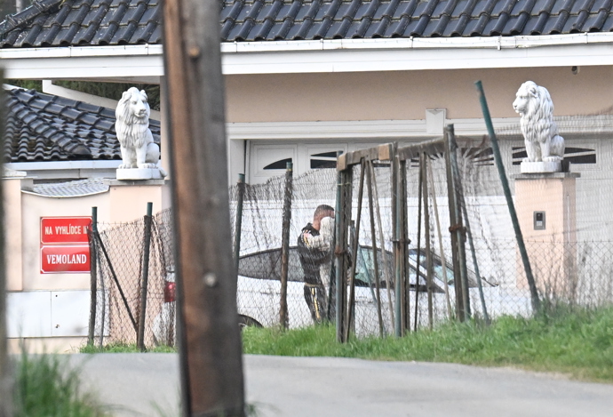 Karlos Vémola šel do auta pro nejmladšího člena rodiny.