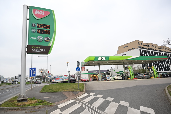 Diesel na čerpací stanici MOL stojí 45.20 korun.