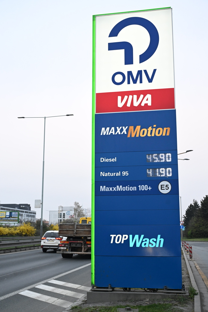 OMV vyhnalo ceny pohonných hmot na nově povolený vládní strop.