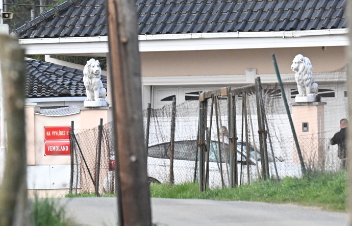 Karlos Vémola šel do auta pro nejmladšího člena rodiny.