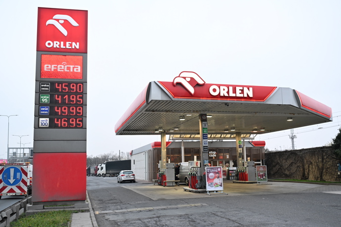 Síť Orlen přes noc skokově zdražila naftu i benzin.