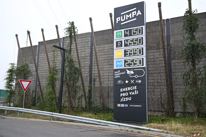 Babišova Pumpa zvedla cenu nafty i benzinu o šedesát haléřů.