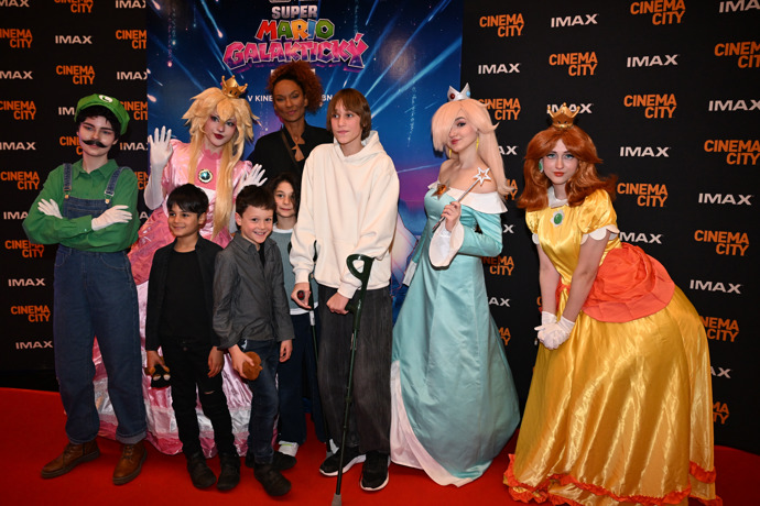 Lejla Abbasová se svými dětmi.