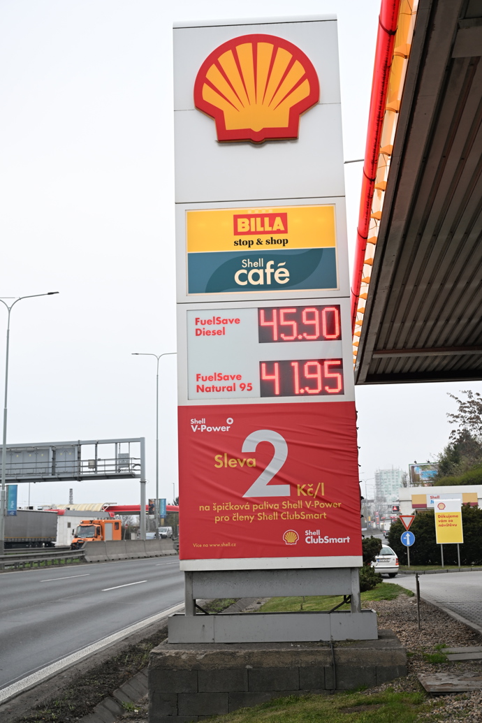 Na stojanech Shellu svítí cenovky na absolutním vládním maximu.