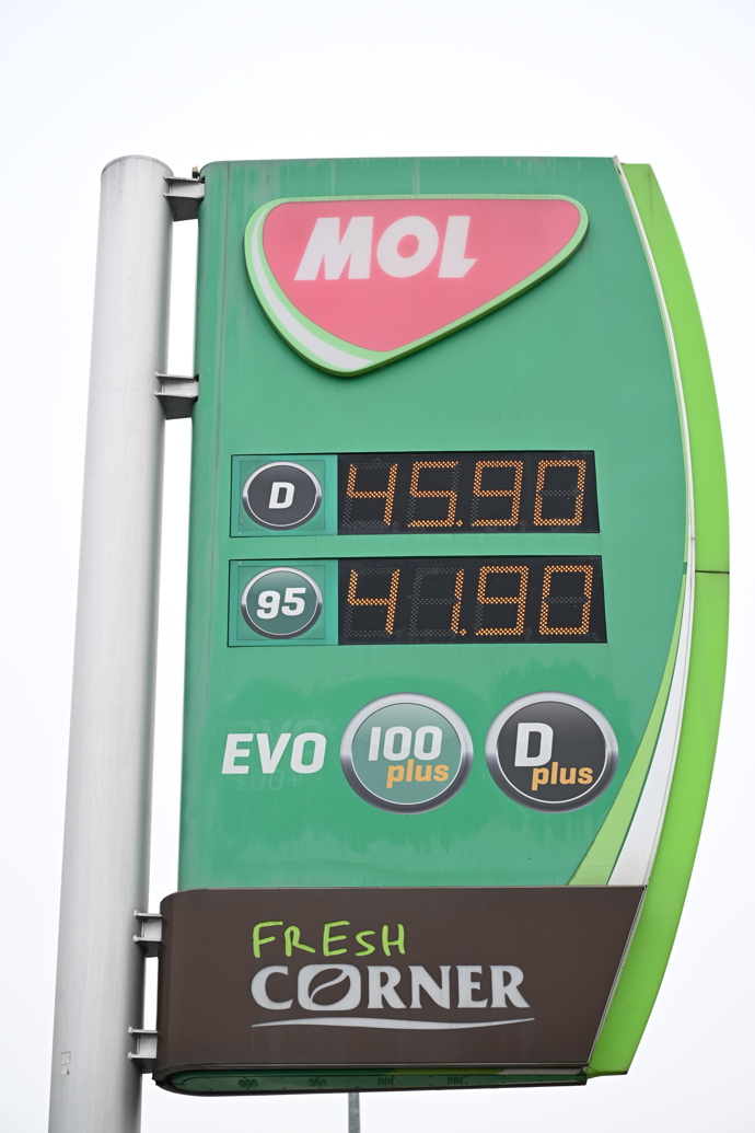 Čerpací stanice MOL reagovaly na úpravu stropů bleskovým zdražením.