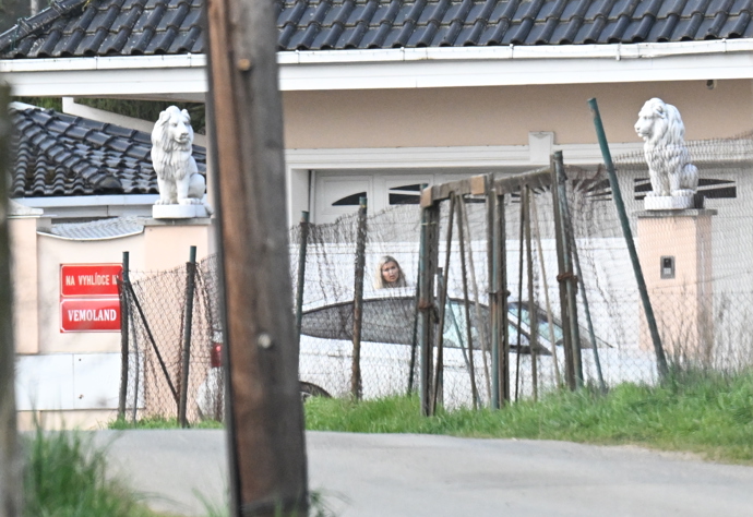 Lela Ceterová zatím brala z auta své věci.