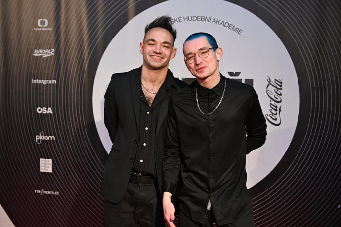 Na červený koberec přichází první hosté.