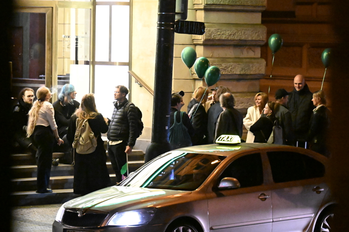 Skupina sebou měla trs balónků. 