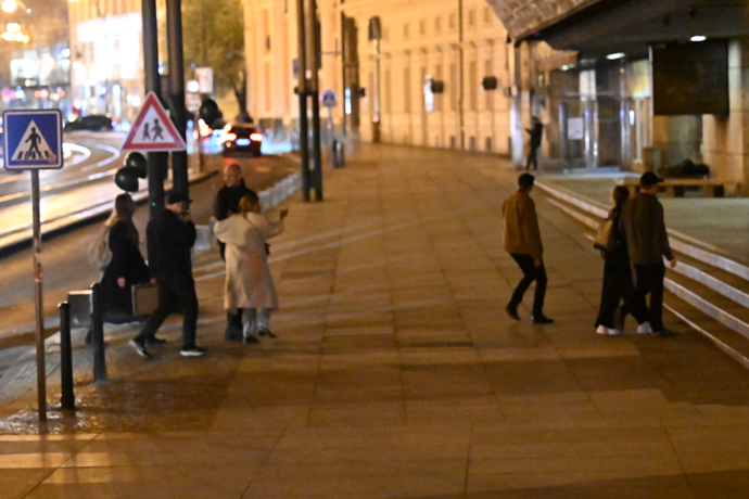 Skupina obešla Národní divadlo. 