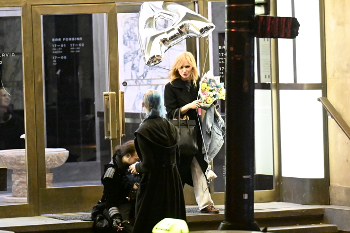 Aňa odcházela s velkým nafukovacím A. 