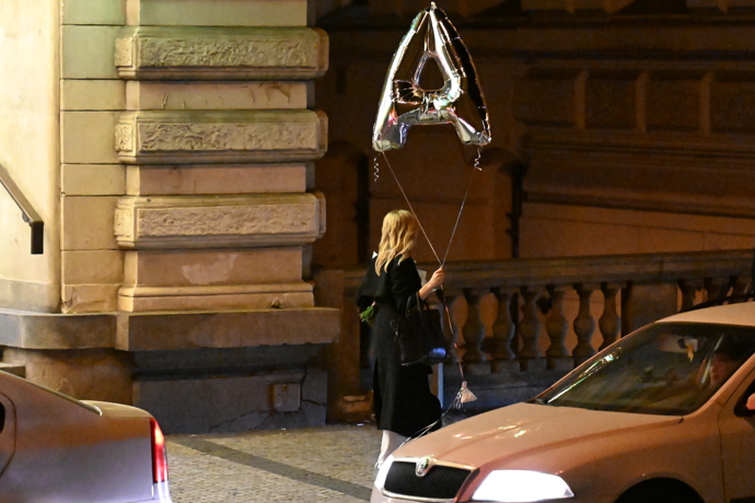 Aňa odcházela s velkým nafukovacím A. 